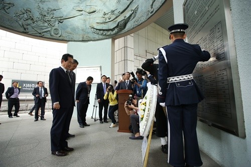2.전쟁기념관_6.25참전용사기념비묵념_.JPG