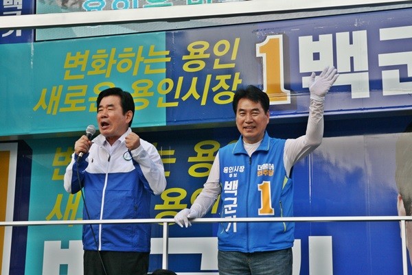 김진표 의원 백군기 지원유세.JPG