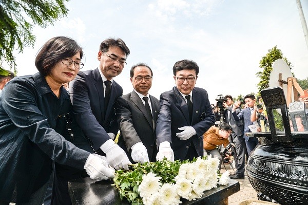 현충일참배 출처 서병수 캠프.jpg