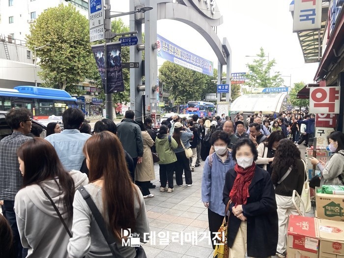 [포토] 오늘 아침 최저기온 1도…쌀쌀해진 날씨에 두꺼워지는 옷차림