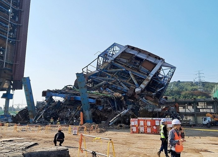 [포토] 울산화력발전소 보일러 타워 붕괴…매몰자 수색 및 구조 작업