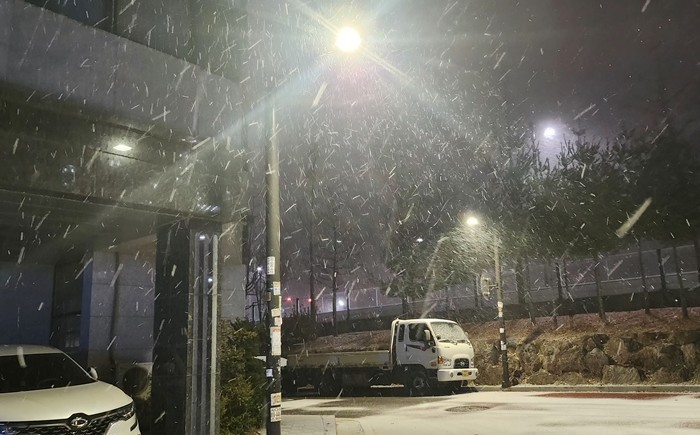 [포토] 수도권 최고 8cm의 '첫눈'…평년보다 2주 늦어