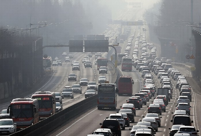 설날인 17일, 고속도로 곳곳에서 정...