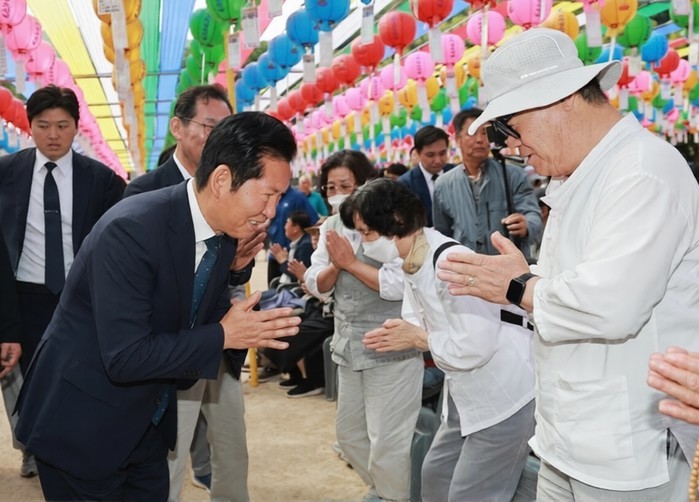 여야, 부처님 오신 날 '화합...