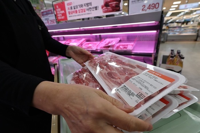 설 명절 앞두고, 삼겹살은 1년 전보다 6% 오르고 한우는 13% 상승