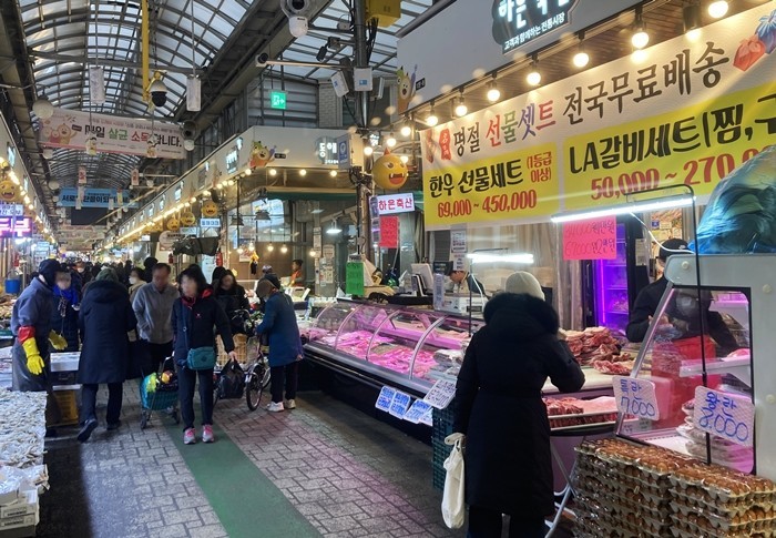 [포토] 고물가 시대, 명절 장보기…마트와 전통시장, 실속소비가 대세