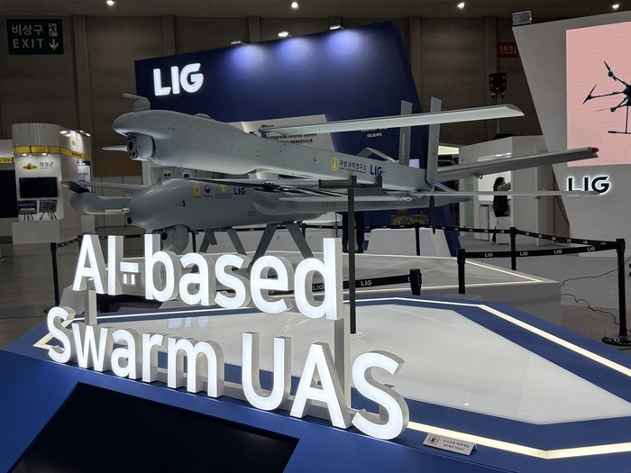 LIG넥스원, 'DSK 2026'에서 AI 기반 군집 무인기 첫 공개…미래 전투체계 비전 제시