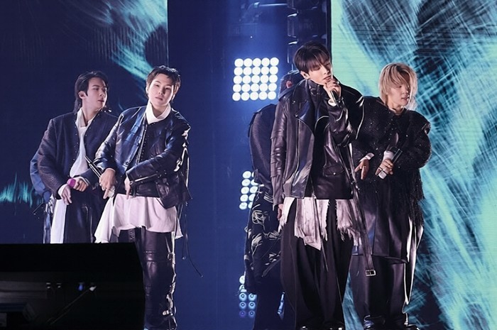 [포토] 환호로 가득 찬 '보랏빛 광화문'…BTS 완전체 컴백 공연