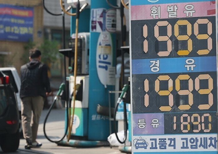 국내 주유소 휘발유·경유 가격, 연일...