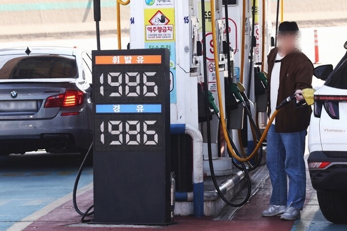 3차 석유 최고가격제 시행 사흘 만에 가격 상승 압력 가시적 완화…서울 휘발유·경유, 보합세 전환