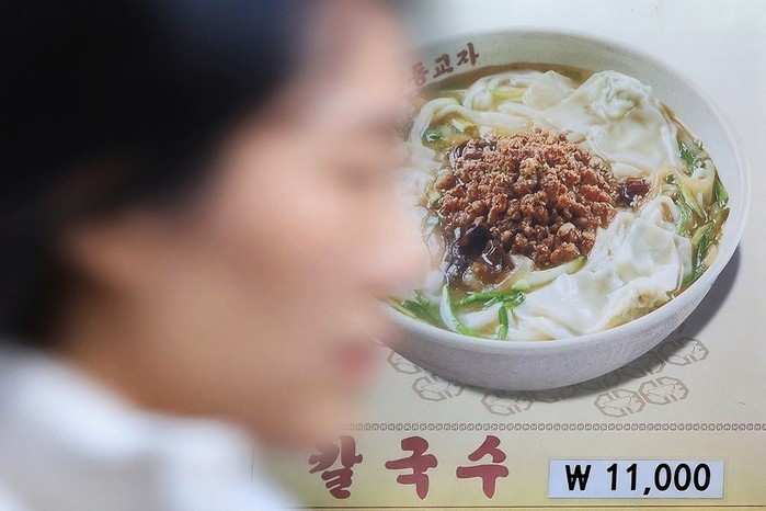 서민 먹거리인 칼국수, 1만 원 선 상회…대중적인 외식 품목 전반에 오름세