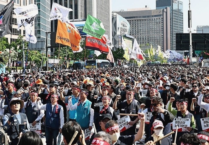 [포토] 법정공휴일 된 '노동절'…서울 도심 곳곳에서 노동 단체 대규모 집회 열려