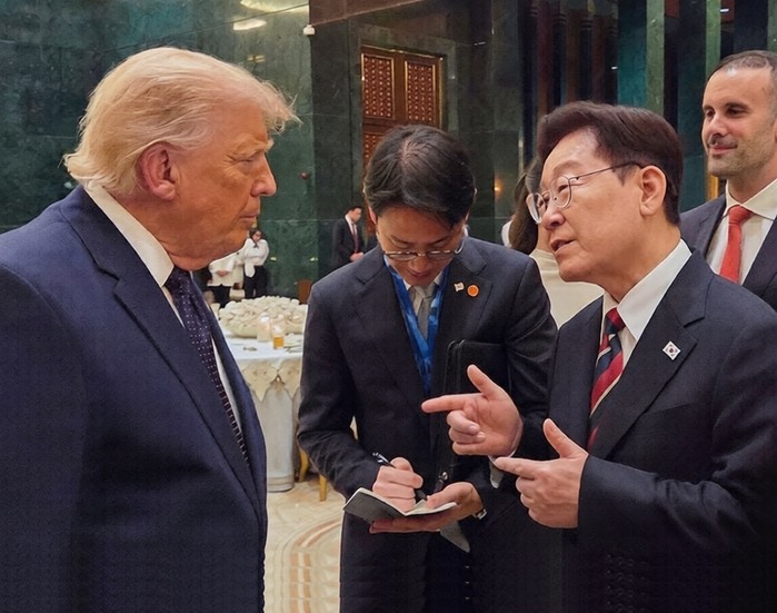 李대통령, 나토 만찬서 트럼프와 조우..."군용 선박 건조·방산 협력 등 주요 현안 논의"