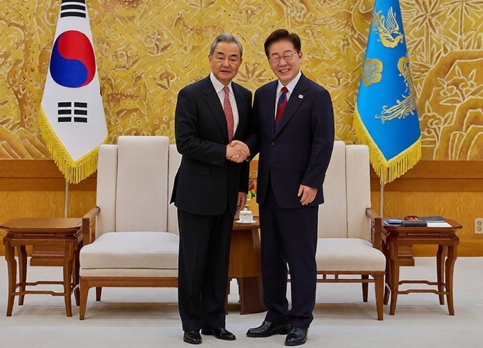 李대통령, 왕이 중국 외교부장 접견… 한·중 최고위급 안보채널 5년 만에 복원
