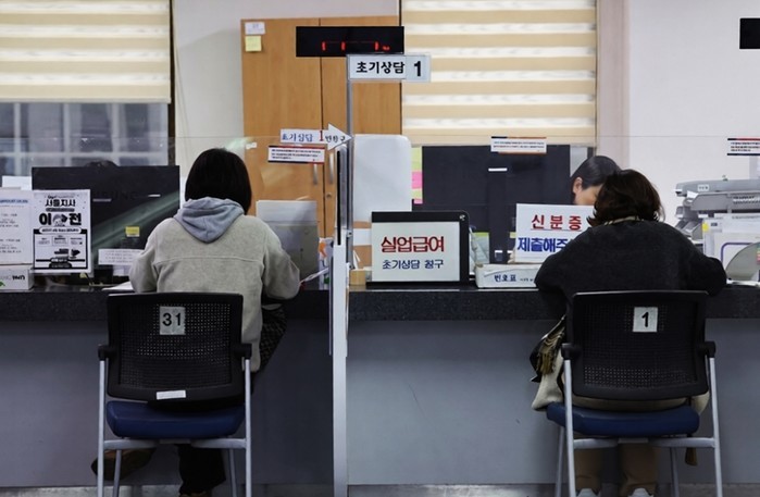 실업급여 3회 이상 반복수급 11만명 육박, 지급액만 6,000억원…제도 수술대 오르나